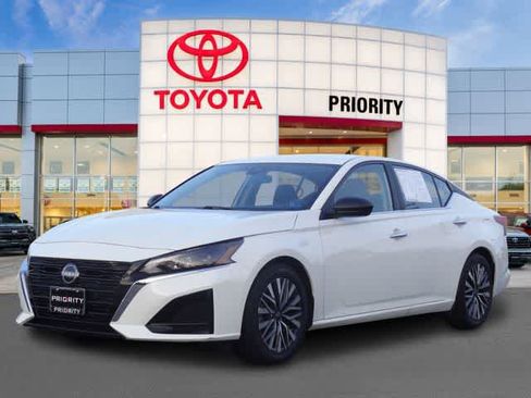 Used 2025 Nissan Altima 2.5 SV FWD image 1