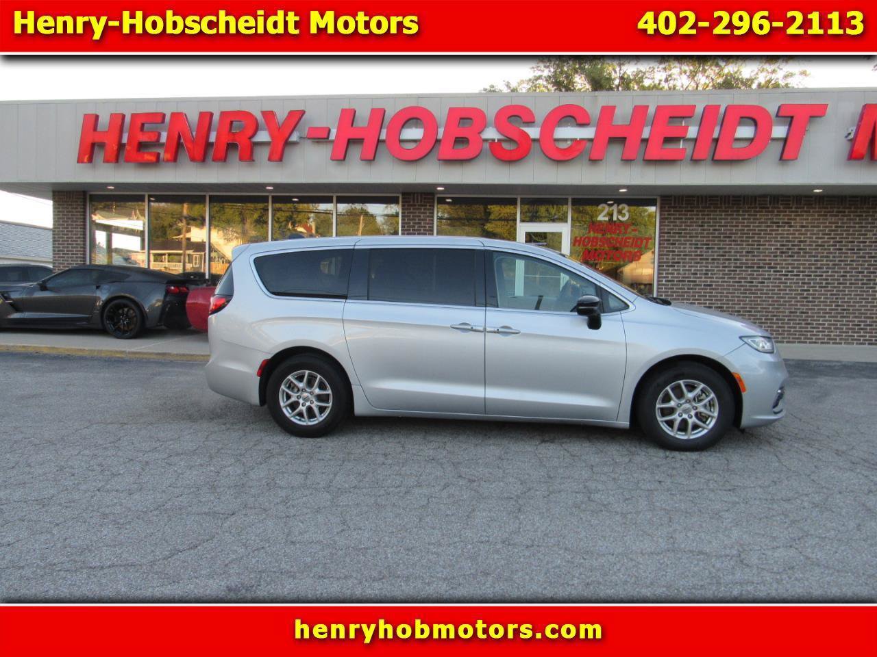 Used 2024 Chrysler Pacifica Touring-L FWD image 1