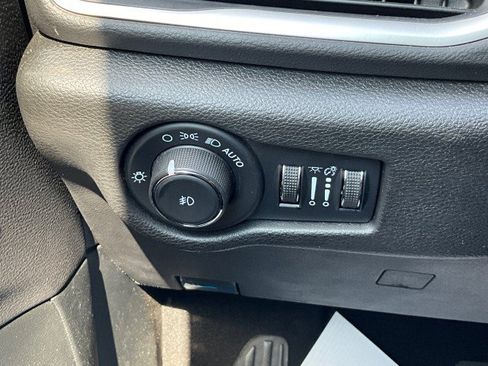 Used 2025 Chrysler Pacifica Select FWD image 15