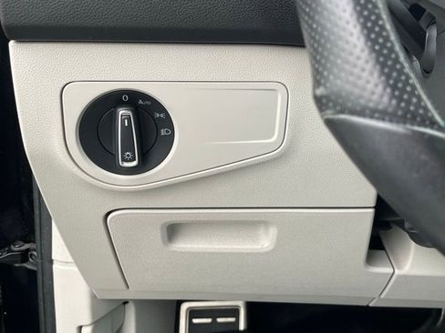 Certified 2022 Volkswagen Tiguan SE R-Line image 36