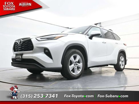 Used 2025 Toyota Highlander LE FWD image 22