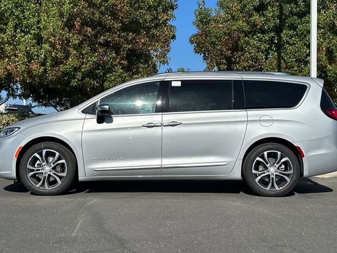 New 2026 Chrysler Pacifica Pinnacle w/ Trailer Tow Group image 7