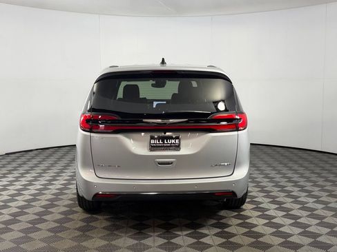 Used 2026 Chrysler Pacifica Limited FWD image 6