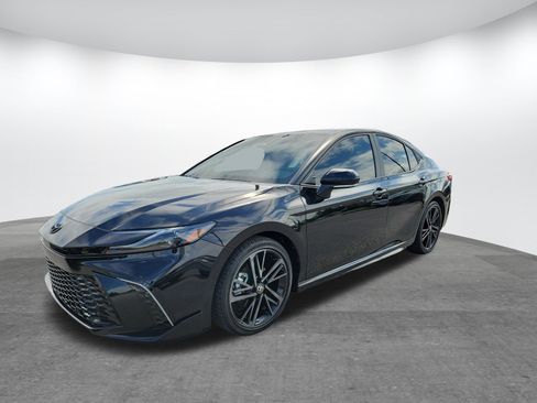 Used 2025 Toyota Camry XSE FWD image 3