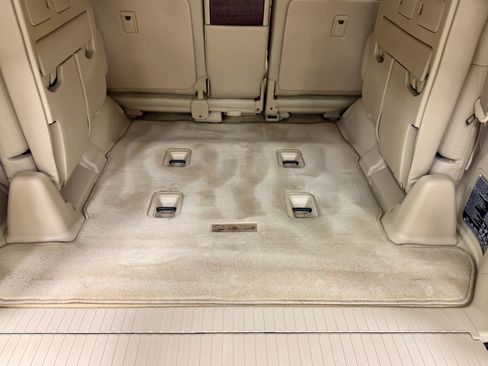 Used 2011 Lexus LX 570 4WD w/ Luxury Pkg w/Pre-crash image 32