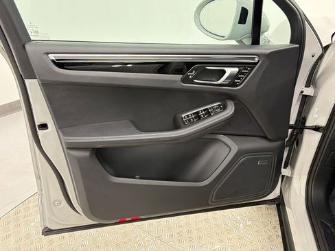 Used 2025 Porsche Macan image 12