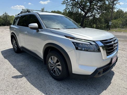 Used 2024 Nissan Pathfinder SV image 4