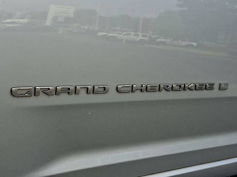 Used 2021 Jeep Grand Cherokee L Overland w/ Luxury Tech Group IV AWD/4WD image 35