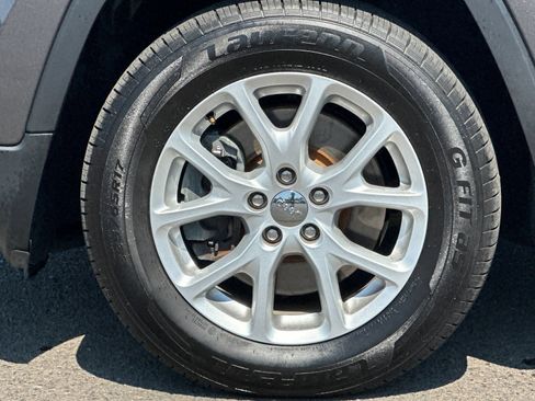 Used 2018 Jeep Cherokee Latitude Plus w/ Comfort/Convenience Group AWD/4WD image 26