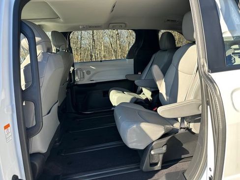Used 2025 Toyota Sienna XLE image 14