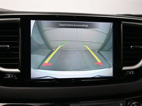 Used 2024 Chrysler Pacifica Touring-L FWD image 19