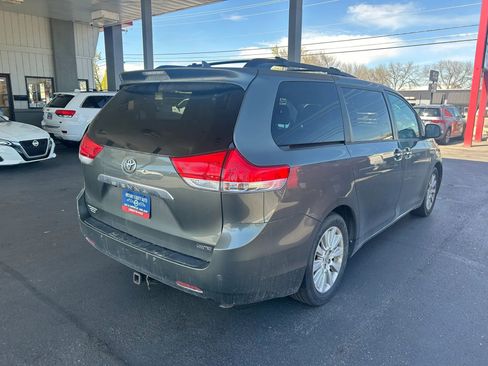 Used 2014 Toyota Sienna Limited w/ Limited Premium Package image 7