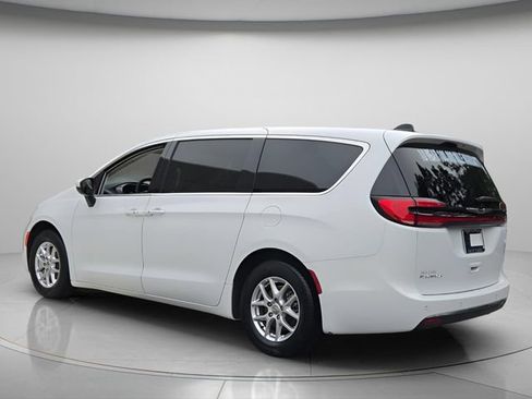 Used 2023 Chrysler Pacifica Touring-L FWD image 6