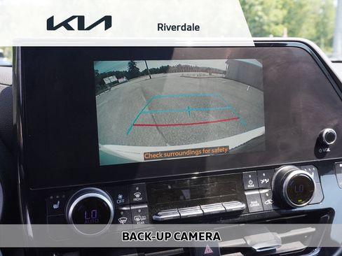 Used 2023 Toyota Highlander XLE AWD/4WD image 6