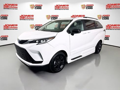 Used 2024 Toyota Sienna XSE w/ XSE Plus Package AWD/4WD image 15