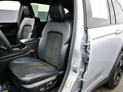 Used 2023 Jeep Grand Cherokee Altitude image 12