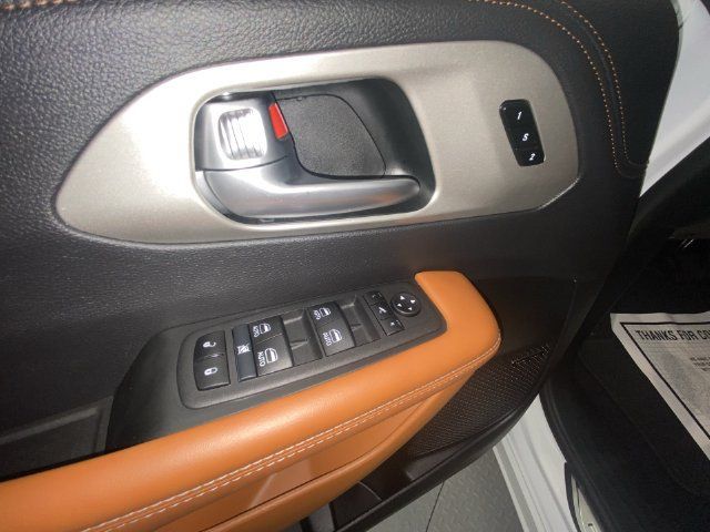 Used 2024 Chrysler Pacifica Pinnacle FWD image 13