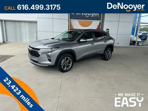 Used 2024 Chevrolet Trax LT FWD image 1
