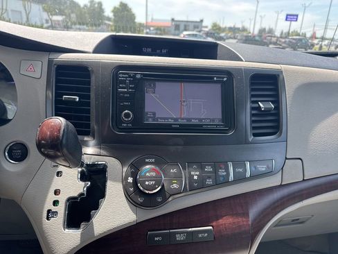 Used 2012 Toyota Sienna XLE FWD image 13