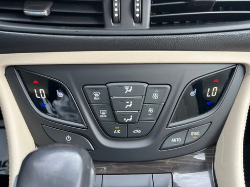 Used 2019 Buick Envision Essence FWD image 15