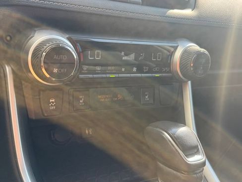 Used 2019 Toyota RAV4 Limited FWD image 25