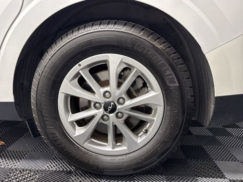 Used 2022 Kia Carnival LX image 12