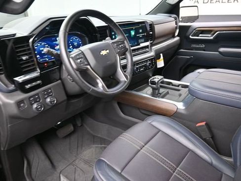 Used 2023 Chevrolet Silverado 1500 High Country w/ High Country Premium Package AWD/4WD image 18