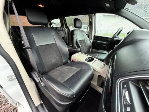 Used 2020 Dodge Grand Caravan SXT FWD image 4