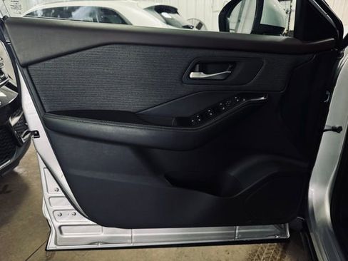 Used 2022 Nissan Rogue SV image 11