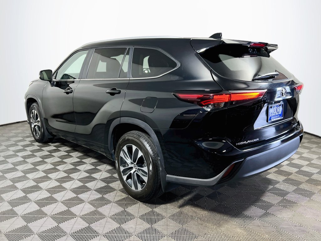 Used 2025 Toyota Highlander XLE AWD/4WD image 5