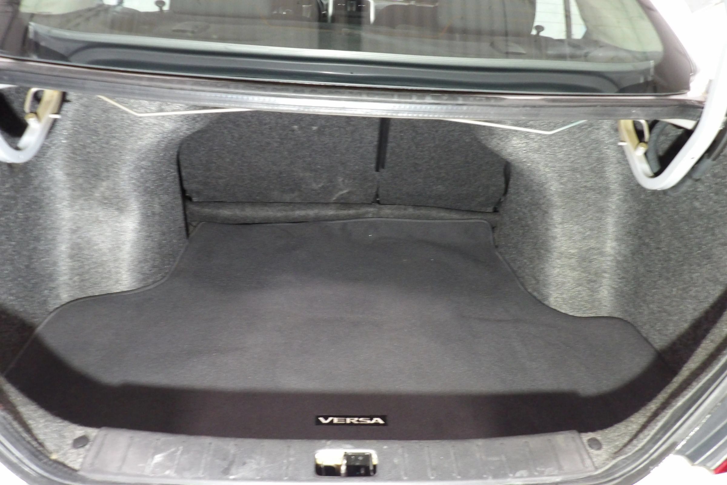 Used 2019 Nissan Versa SV FWD image 7