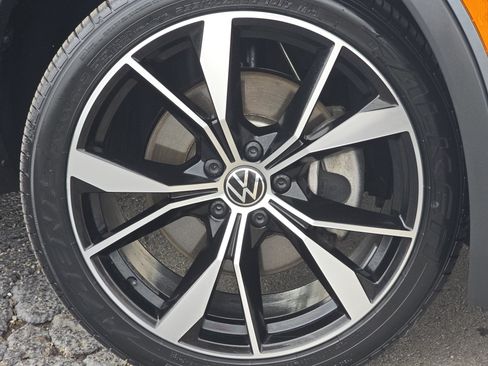 Certified 2024 Volkswagen Tiguan SEL R-Line AWD/4WD image 16