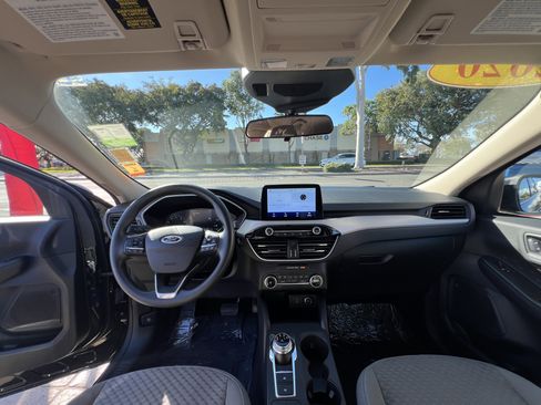 Used 2020 Ford Escape SE image 18
