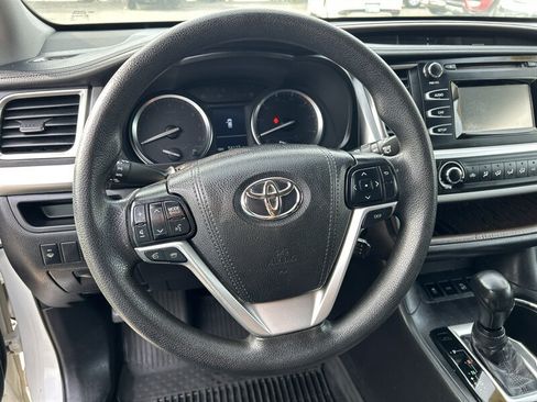 Used 2016 Toyota Highlander LE AWD/4WD image 13