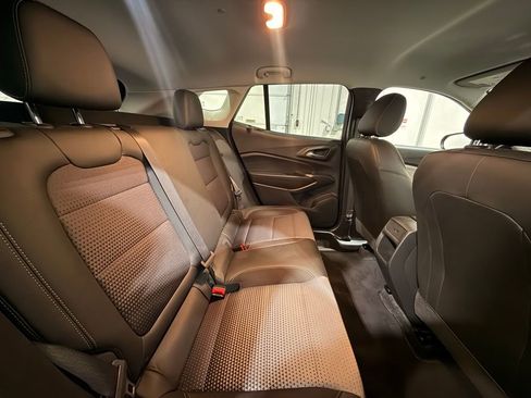 Used 2025 Chevrolet Trax LT w/ LT Convenience Package image 28