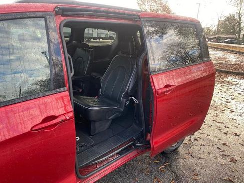 Used 2025 Chrysler Pacifica Limited image 29