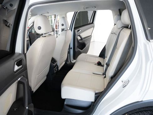 Used 2018 Volkswagen Tiguan SE image 16