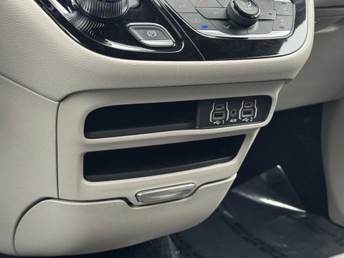 Used 2024 Chrysler Pacifica Touring-L image 15