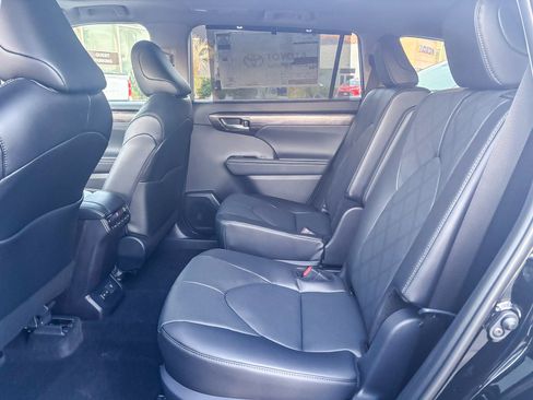 New 2026 Toyota Highlander Platinum image 21