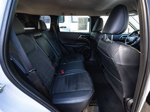 Used 2023 Mitsubishi Outlander SE image 29