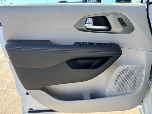 Used 2024 Chrysler Pacifica Touring-L image 13
