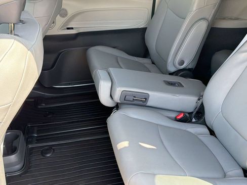 Used 2024 Toyota Sienna XLE FWD image 22