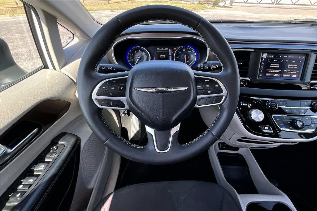 Used 2023 Chrysler Voyager LX FWD image 5