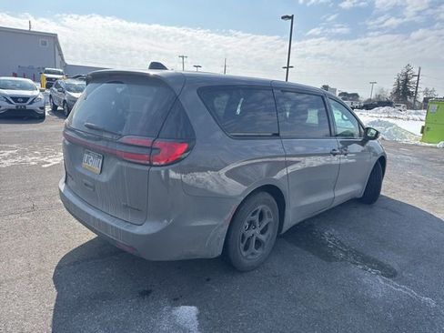 Used 2022 Chrysler Pacifica Touring-L w/ S Appearance Package image 9