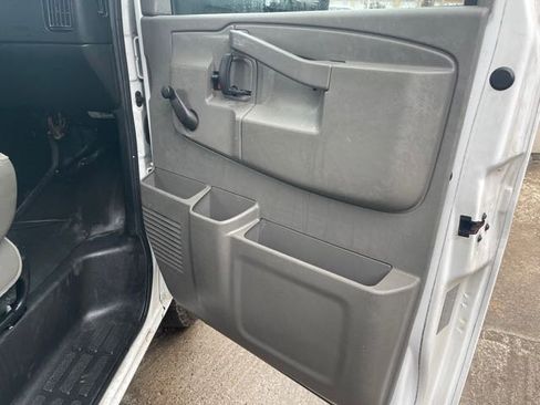 Used 2018 Chevrolet Express 4500 Extended w/ Driver Convenience Package image 16