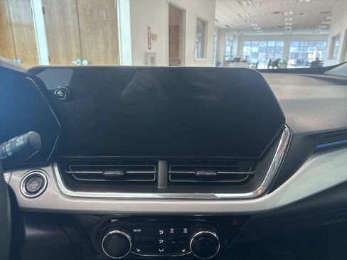 Used 2025 Chevrolet Trax LT w/ LT Convenience Package image 5