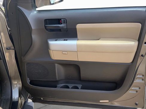 Used 2008 Toyota Sequoia SR5 w/ Moonroof & Roof Rack Pkg AWD/4WD image 22