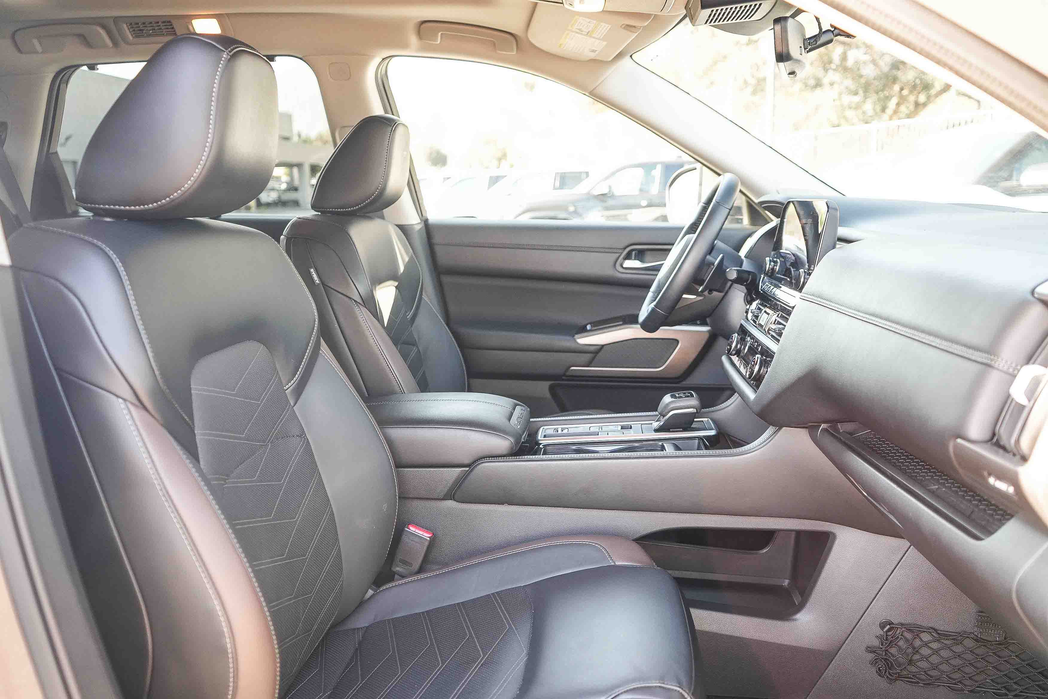 Used 2025 Nissan Pathfinder Platinum FWD image 16