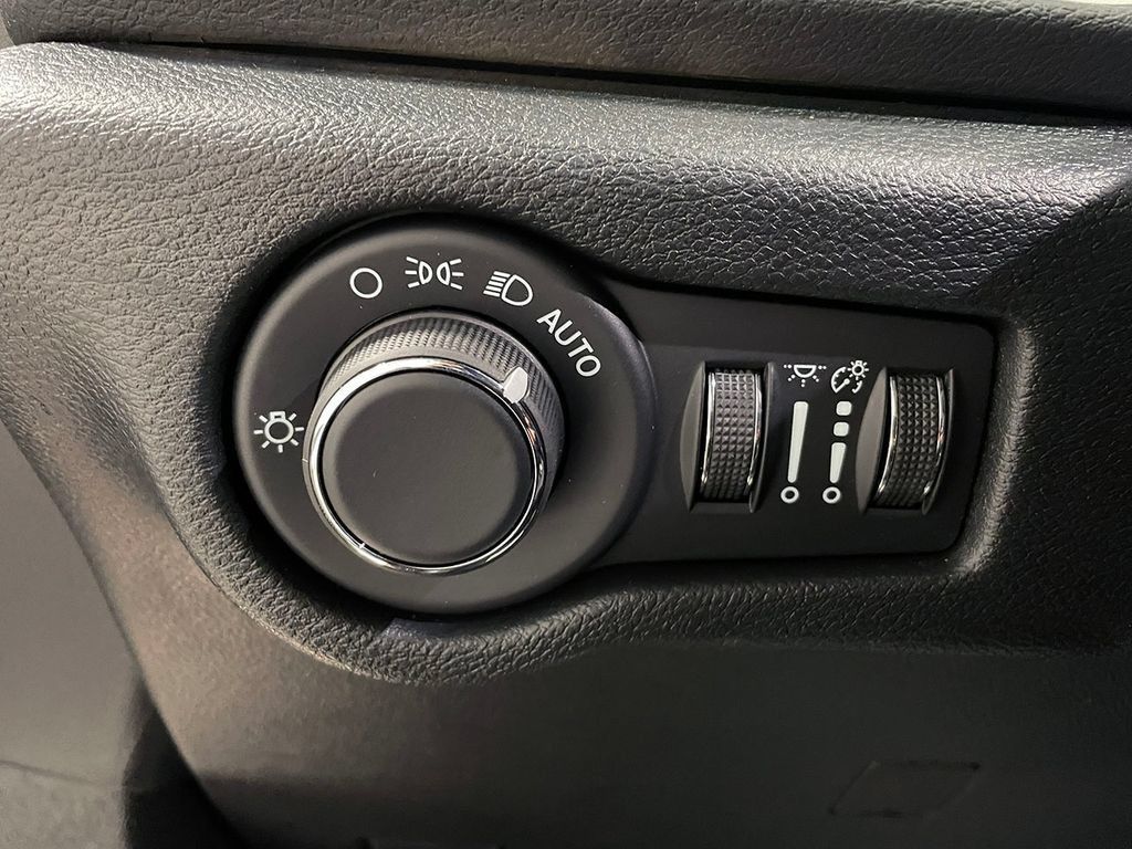 Used 2026 Chrysler Voyager LX FWD image 26
