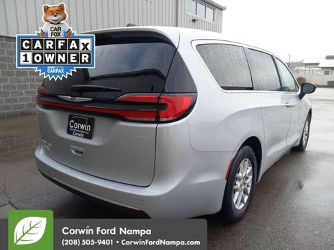 Used 2024 Chrysler Pacifica Touring-L image 3